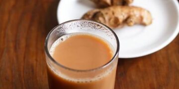 ଅଦା ଚା ତିଆରି କରିବାର ସଠିକ୍ ଉପାୟ ଜାଣନ୍ତୁ, ନଚେତ୍ ଏହା ଶରୀର ପାଇଁ ପହଞ୍ଚାଇବ କ୍ଷତି …