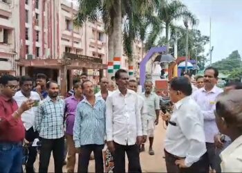 ଜିଲ୍ଲାପାଳଙ୍କ ଅଫିସ ସମ୍ମୁଖରେ କ୍ଷତିଗ୍ରସ୍ତ ଚାଷୀଙ୍କ ବିକ୍ଷୋଭ