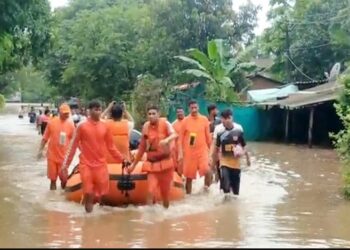 ପ୍ରବଳ ବର୍ଷାରେ ଉବୁଟୁବୁ ଗୁଜୁରାଟ , ଅନେକ ଲୋକ ହେଲେଣି ବାସହରା