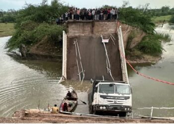 ଭୁଶୁଡିଲା ଭୋଗବୀ ନଦୀର ପୋଲ,ନଦୀରେ ଖସିଲା ଡମ୍ଫର ଏବଂ ବାଇକ
