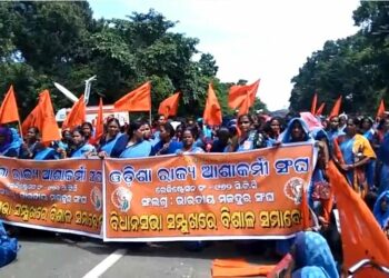 ନିଜ ହକ୍ ଦାବି ନେଇ ରାଜରାସ୍ତାରେ ଆଶାକର୍ମୀଙ୍କ ବିକ୍ଷୋଭ