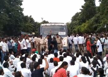 ଗର୍ଜିଲେ ଆୟୁଷ ଡାକ୍ତର, ରାଜଧାନୀର ଛାତି ଉପରେ ମୁହାଁମୁହିଁ ପରିସ୍ଥିତି