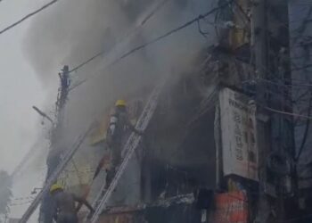 କଟକରେ ଚୈାଧୁରୀ ବଜାରରେ ଅଗ୍ନିକାଣ୍ଡ, ୫ ମହଲା ବିଶିଷ୍ଟ ଲୁଗା ଦୋକାନରେ ନିଆଁ