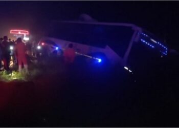 ରାସ୍ତା ତଳକୁ ଖସିଲା ବସ, ଅଳ୍ପକେ ବର୍ତ୍ତିଲେ ସମସ୍ତ ଯାତ୍ରୀ