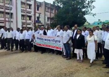 ଆଇନଜୀବିଙ୍କୁ ହତ୍ୟା : ଓକିଲ ସଂଘର ଶାନ୍ତିପୂର୍ଣ୍ଣ ପ୍ରତିବାଦ ଓ ଦାବିପତ୍ର ପ୍ରଦାନ