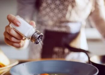 ଅତ୍ୟଧିକ ଲୁଣ ହେତୁ ତରକାରୀ ଏବଂ ଡାଲିର ସ୍ୱାଦ ନଷ୍ଟ ହୋଇଗଲା କି? ଆପଣାନ୍ତୁ ଏହି କୈାଶଳ