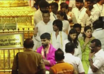 ‘ଜବାନ’ ଫିଲ୍ମ ସଫଳତା ପାଇଁ ଭେଙ୍କେଟଶ୍ବର ମନ୍ଦିରରେ ଶାହାରୁଖ