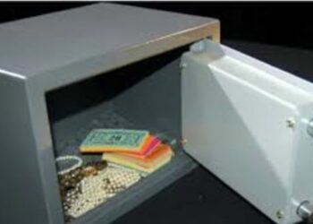 ଯଦି ଆପଣ ଏହି ଜିନିଷଗୁଡ଼ିକୁ ନିଜ ଆଲମିରାରେ ରଖିଛନ୍ତି, ତେବେ ତୁରନ୍ତ ବାହାର କରନ୍ତୁ, ନଚେତ ଆପଣ ହୋଇଯିବେ ଗରିବ !