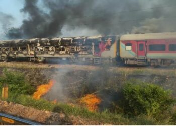 ରେଲୱେ କ୍ରସିଂ ଗେଟମ୍ୟାନଙ୍କ ଯୋଗୁଁ ଟଳିଗଲା ବଡ଼ ଦୁର୍ଘଟଣା, ୪ ଡବା ଜଳି ପୋଡି ପାଉଁଶ