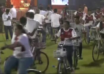 ଆପଣ କେବେ ସାଇକେଲ ଗରବା ଖେଳିଛନ୍ତି କି? ନବରାତ୍ରୀରେ ଏହି ସ୍ଥାନରେ ଅନୁଷ୍ଠିତ ହୁଏ ନିଆରା ନୃତ୍ୟ