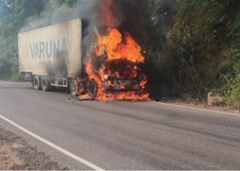 ଚଳନ୍ତା କଣ୍ଟେନରରେ ଲାଗିଲା ନିଆଁ, ଅଳ୍ପକେ ବର୍ତ୍ତିଲେ ଡ୍ରାଇଭର