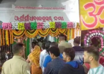 ଦ୍ୱାର ଭାଙ୍ଗି ଧବଳେଶ୍ୱରଙ୍କୁ ଦର୍ଶନ