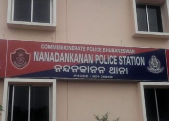 ଘରେ ପୂରାଇ ତାଲା ଦେଇ ବୁଲାଇଲେ କଳାକନା