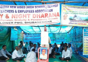 ରାଜରାସ୍ତାରେ ଅବସରପ୍ରାପ୍ତ ଶିକ୍ଷକଙ୍କ ଗର୍ଜନ