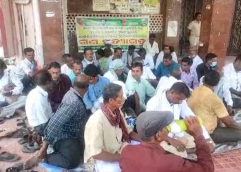 “ମୋ ଦଳ”ର ମହାସଚିଙ୍କୁ ଗିରଫ ପରେ ଜିଲ୍ଲାପାଳଙ୍କ କାର୍ଯ୍ୟାଳୟ ଆଗରେ ଗଣ ସତ୍ୟାଗ୍ରହ