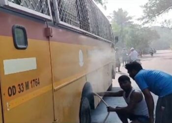 ସ୍କୁଲ ବସରେ ନିଆଁ