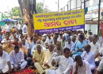 ଜିଲ୍ଲାରେ ମେଡିକାଲ୍ କଲେଜ୍ ପ୍ରତିଷ୍ଠା କରିବା ଓ ପଲ୍ଲୀ ସ୍ବାସ୍ଥ୍ୟକେନ୍ଦ୍ରକୁ କଟକ ସ୍ଥାନାନ୍ତର ନ କରିବା ପାଇଁ ଧାରଣା