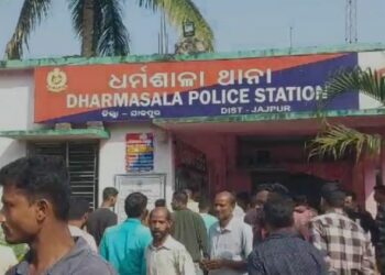 ରୋଡ ରୋମିଓକୁ ମାଡ ମାରି ପୋଲିସ ଜିମା ଦେଲେ ଲୋକେ