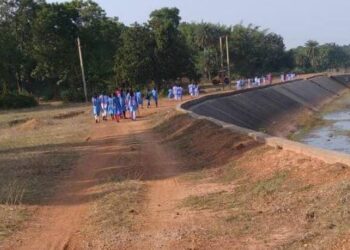 ପରୀକ୍ଷା ପାଇଁ ୬ କିମି ଚାଲିଲେ ୯୦ ଛାତ୍ରୀ , ତାତିଲେ ଅଭିଭାବକ