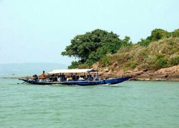 ଚିଲିକା ମଝିରେ ଫସିଲା ଡଙ୍ଗା