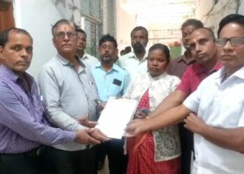 ଜିଲ୍ଲା ରିଟେଲର ଡ଼ିଲର ସଂଘ ପକ୍ଷରୁ ମୁଖ୍ୟମନ୍ତ୍ରୀଙ୍କ ଉଦେ୍ଦଶ୍ୟରେ ସ୍ମାରକପତ୍ର ପ୍ରଦାନ