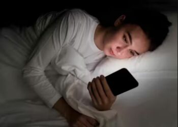 ବିଳମ୍ବିତ ରାତି ଯାଏଁ ମୋବାଇଲ ଦେଖି ଶୋଉଛନ୍ତି କି ? ହୋଇପାରେ ଏହି ସବୁ ବଡ ସମସ୍ୟା