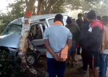 ଗଛରେ ପିଟି ହେଲା କାର : ଜଣେ ମୃତ