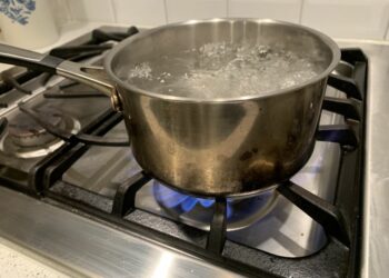 ପାରିବାରିକ କଳହ ; ବାପା ମୁହଁରେ ଗରମ ପାଣି ଢାଳିଦେଲା ଝିଅ