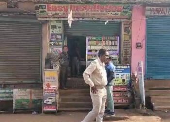 ମୋବାଇଲ ଦୋକାନରେ ବଡ ଧରଣର ଚୋରି, ସିସିଟିଭିରେ କଏଦ ହେଲା ଦୃଶ୍ୟ