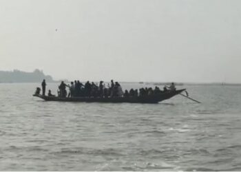 ମଝି ଚିଲିକାରେ ଫସିଲା ଡଙ୍ଗା