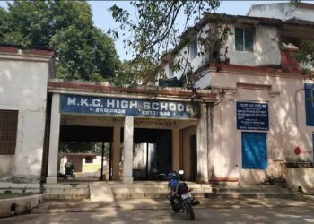 ସ୍କୁଲରେ ଦନ୍ତା ଉତ୍ପାତ, ରାତିରୁ ପଶି ରହିଛି ଦନ୍ତା