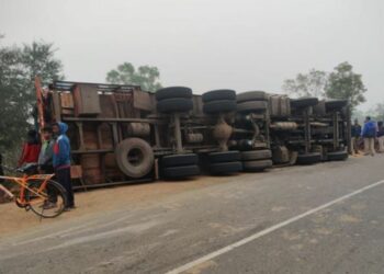 ଓଲଟିଲା କଣ୍ଟେନର, ଆଖିବୁଜିଲେ ୨୦ ଗୋରୁ