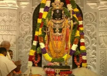 ହାତରେ ସୁନାର ଧନୁତୀର, ପୀତାବମ୍ବର ବସ୍ତ୍ର ଓ ସ୍ୱର୍ଣ୍ଣ ଆଭୂଷଣରେ ଦର୍ଶନ ଦେଉଛନ୍ତି ରାମଲାଲା