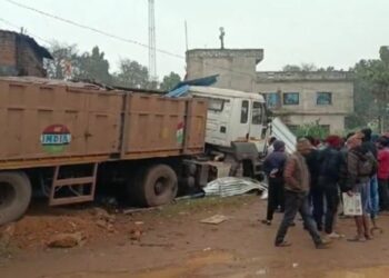 ଭାରସାମ୍ୟ ହରାଇ ଦୋକାନ ଭିତରେ ପଶିଲା ଟ୍ରଲର