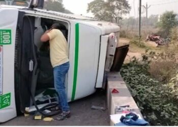 ଟ୍ରାକ୍ଟର ଧକ୍କାରେ ଓଲଟିଲା ଆମ୍ବୁଲାନ୍ସ, ଅଳ୍ପକେ ବର୍ତ୍ତିଲେ ରୋଗୀ