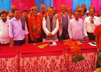 ରାଜ୍ୟ ସଭାପତି ମନମୋହନ ସାମଲଙ୍କ ଉପସ୍ଥିତିରେ ବିଜେପିରେ ମିଶିଲେ ଶତାଧିକ କଂଗ୍ରେସ ଓ ବିଜେଡି ନେତା