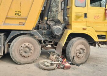 ବାଇକ ଉପରେ ଚଢ଼ିଗଲା ହାଇୱା