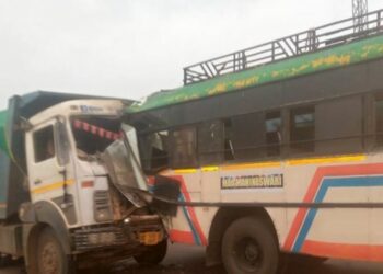 ବସକୁ ଧକ୍କା ଦେଲା ଟ୍ରକ : ୨୦ ଆହତ