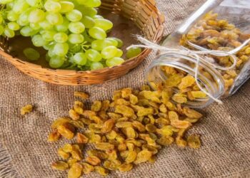 ଅଙ୍ଗୁର କିମ୍ବା କିସମିସ୍, ଏହି ଦୁଇଟି ମଧ୍ୟରୁ କେଉଁଟି ସ୍ୱାସ୍ଥ୍ୟ ପାଇଁ ଅଧିକ ଲାଭଦାୟକ ?