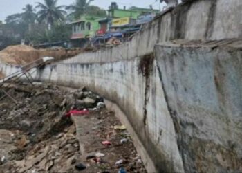 ଭାଙ୍ଗିଲା ଆଖଣ୍ଡଳମଣୀ ପୋଖରୀ ପାଚେରୀ