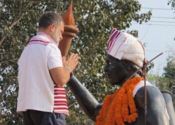 ବିର୍ସାମୁଣ୍ଡାଙ୍କ ପ୍ରତିମୂର୍ତ୍ତିରେ ମାଲ୍ୟାର୍ପଣ କଲେ ରାହୁଲ ଗାନ୍ଧୀ