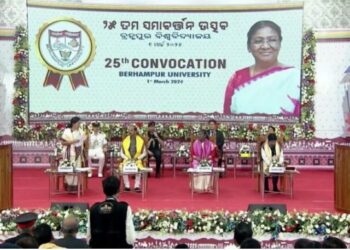 ବ୍ରହ୍ମପୁରରେ ରାଷ୍ଟ୍ରପତି, ଛାତ୍ରଛାତ୍ରୀଙ୍କ ସହ ଉଠାଇଲେ ଫଟୋ