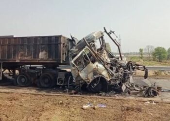 ଟ୍ରକକୁ ପଛପଟୁ ଧକ୍କା ଦେଲା ଟ୍ରକ
