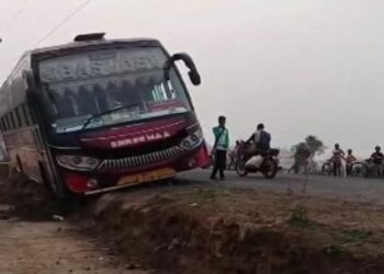 ରାସ୍ତା ତଳକୁ ଖସିଲା ବସ , ବର୍ତ୍ତିଗଲେ ଯାତ୍ରୀ