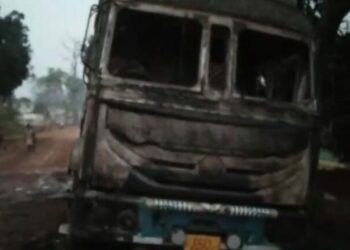 ଲାଲ ବାହିନୀଙ୍କ ଲଙ୍କାକାଣ୍ଡ, ଟ୍ରକରେ ଲଗାଇଲେ ନିଆଁ