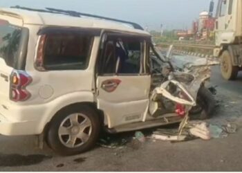 ରାସ୍ତାରେ ଛିଡା ହୋଇଥିବା ଟ୍ରକକୁ ପିଟିଲା ସ୍କର୍ପିଓ