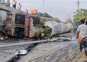 ବ୍ରିଜରୁ ତଳକୁ ଖସିଲା କଦଳୀ ବୋଝେଇ ଟ୍ରକ