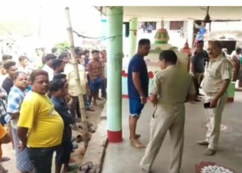 ଘର ବାହାରେ ରକ୍ତ, ହତ୍ୟା ସନେ୍ଦହ