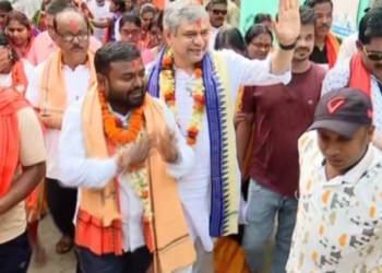 ବାଲେଶ୍ୱରରେ ଚାଲି ଚାଲି ରେଳମନ୍ତ୍ରୀ ଅଶ୍ୱିନୀ ବୈଷ୍ଣବଙ୍କ ପ୍ରଚାର, ଘରକୁ ଘର ବୁଲି ଲୋକଙ୍କୁ କରୁଛନ୍ତି ଅପିଲ