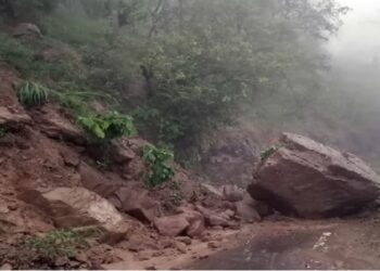 ଲଗାଣ ବର୍ଷାରେ ଧସିଲା ମାଟି ଅତଡା,ଯାତାୟତ ଠପ୍